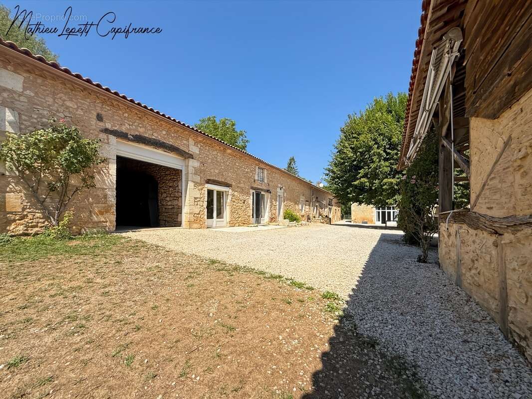 Aux portes de Périgueux – Authentique longère en pierre du XIXᵉ siècle 210 M²- T7 – DPE B – Terrain clos de 1,14 hectare-dépenda - photo 28