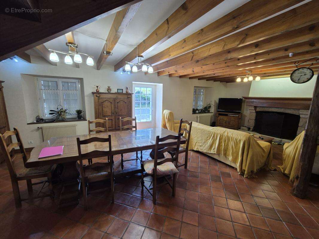 Maison en pierres sous ardoises -- 5 chambres, double garage - photo 5