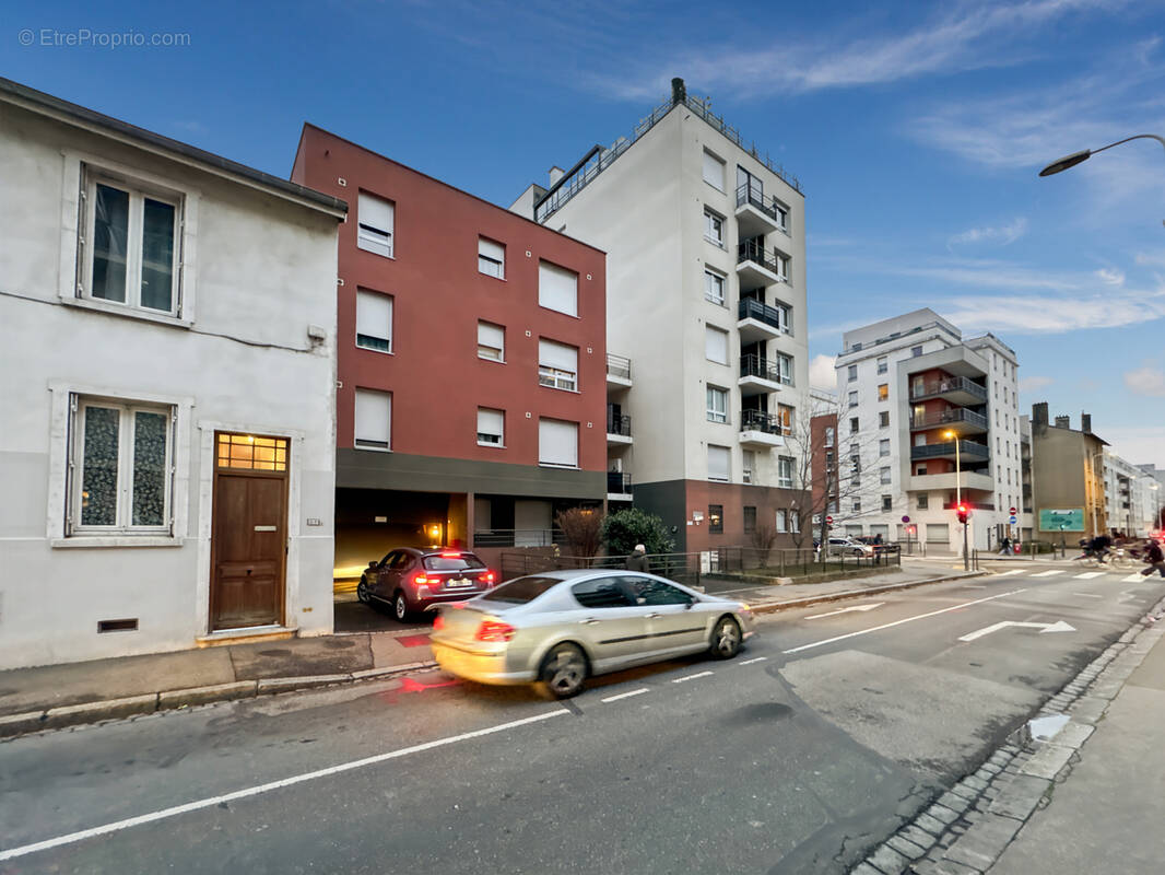 Parking à LYON-8E