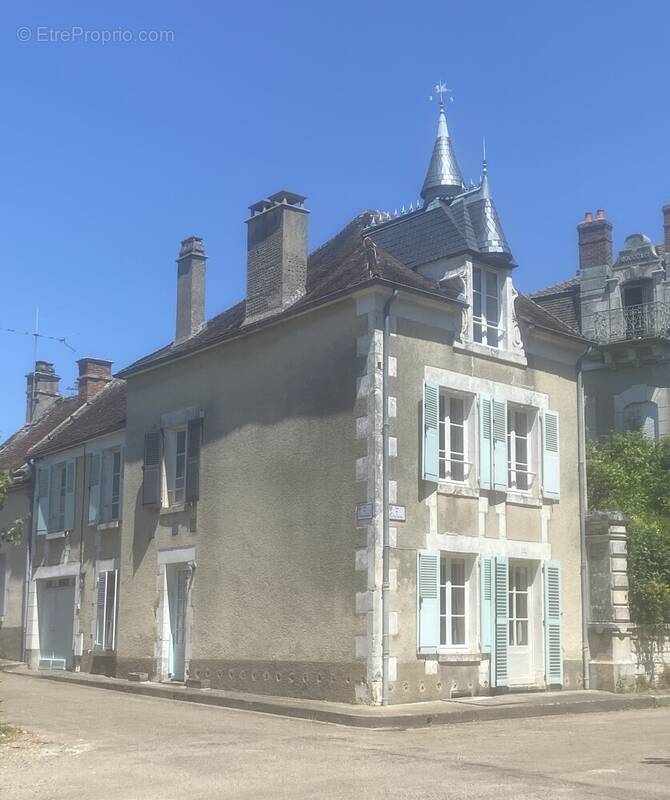 Maison à MAILLY-LE-CHATEAU