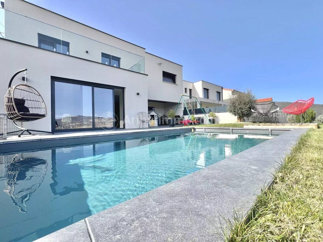 Maison à LES MARTRES-DE-VEYRE