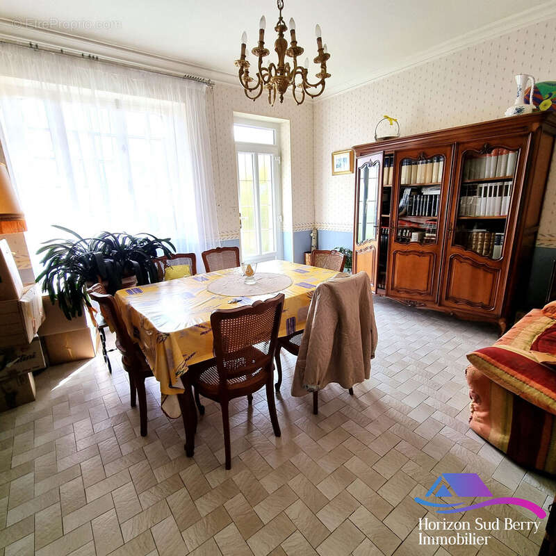 salle à manger - Maison à SAINT-DENIS-DE-JOUHET