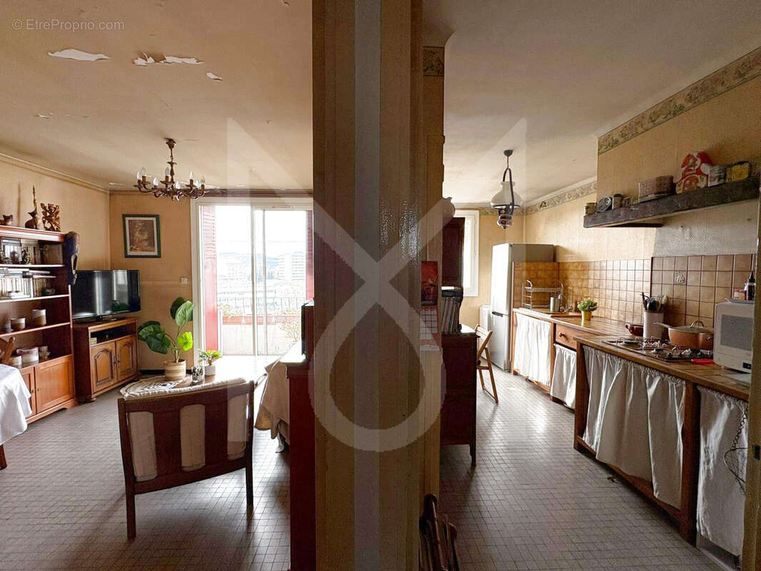 Appartement à MARSEILLE-5E