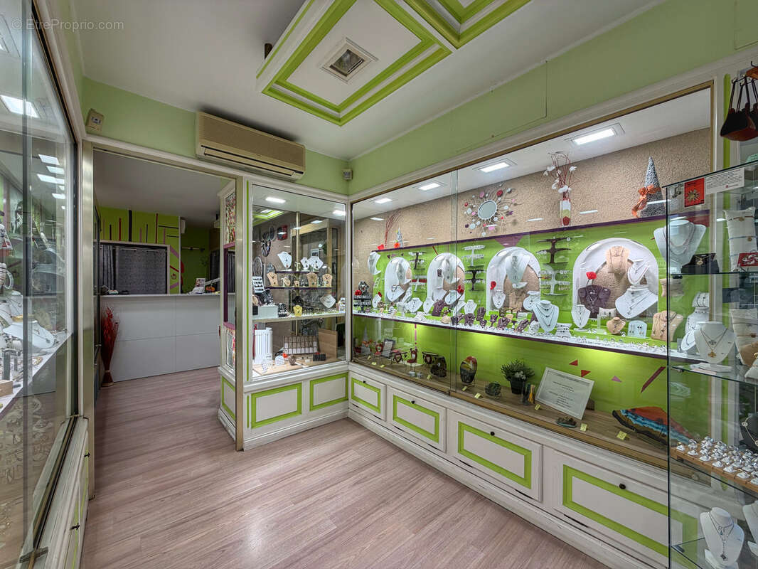 Commerce à SAINT-JEAN-PIED-DE-PORT