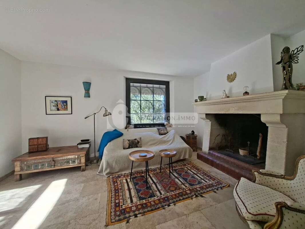 Maison à FONTVIEILLE