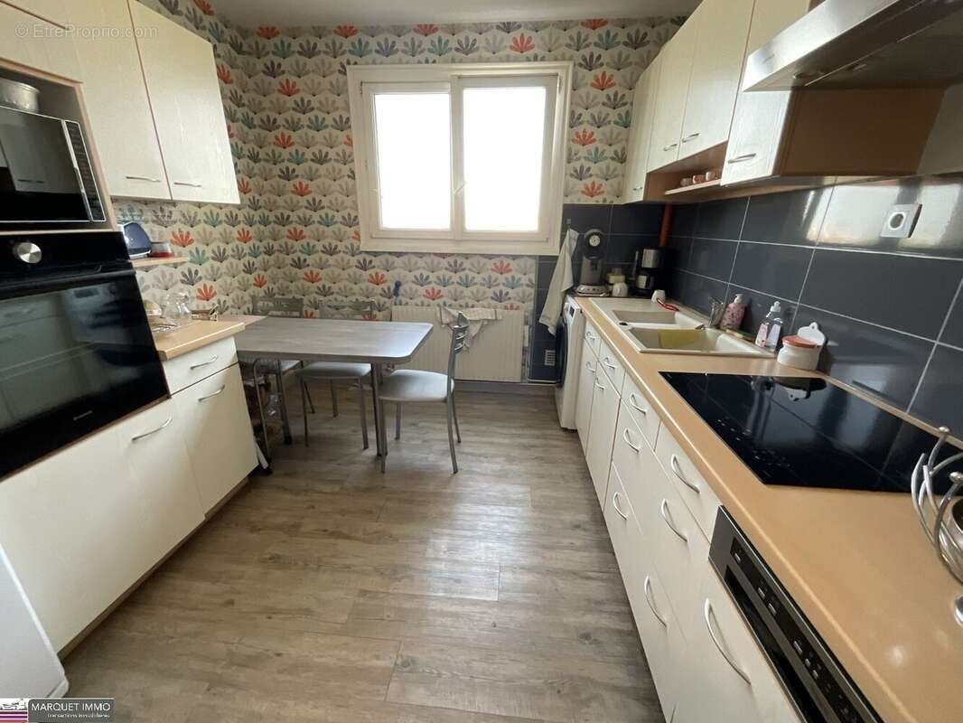 Volumineux appartement T3 + bureau offrant 95 m² au 1° étage d'un immeuble de 1976 bien entretenu avec cave et parking privatif. - photo 10