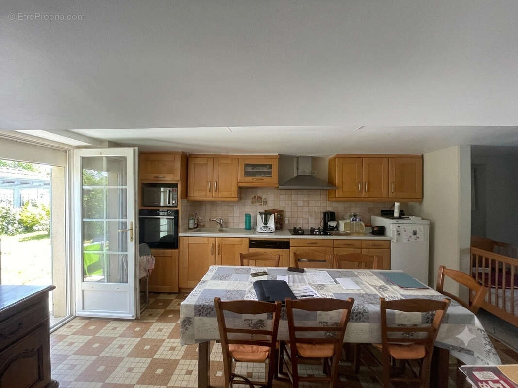 Maison de campagne, en pierres, avec près d'1 hectare, dépendances et fort potentiel - photo 3