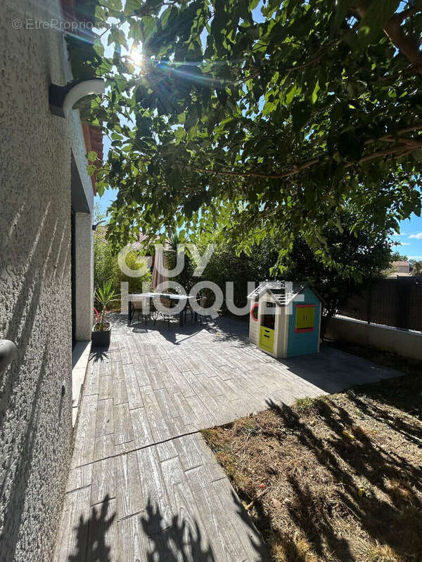 PEZILLA LA RIVIERE, Maison 3 faces de plain pied, 3 chambres avec garage et jardin. - photo 9
