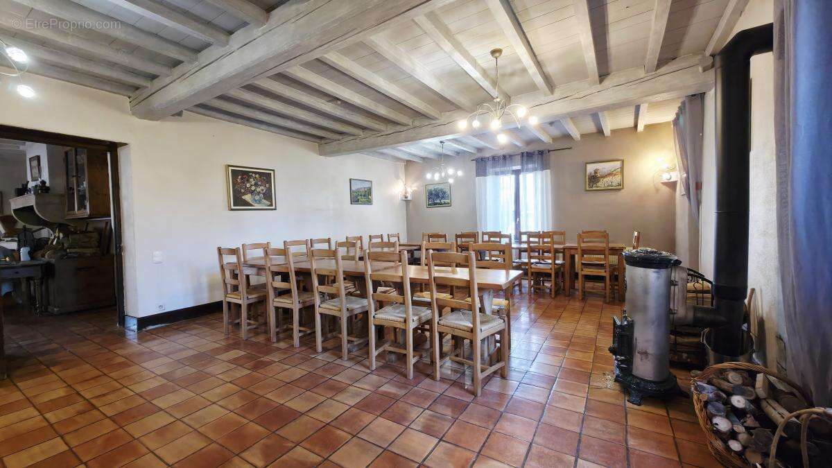 Commerce à AMBERIEUX-EN-DOMBES