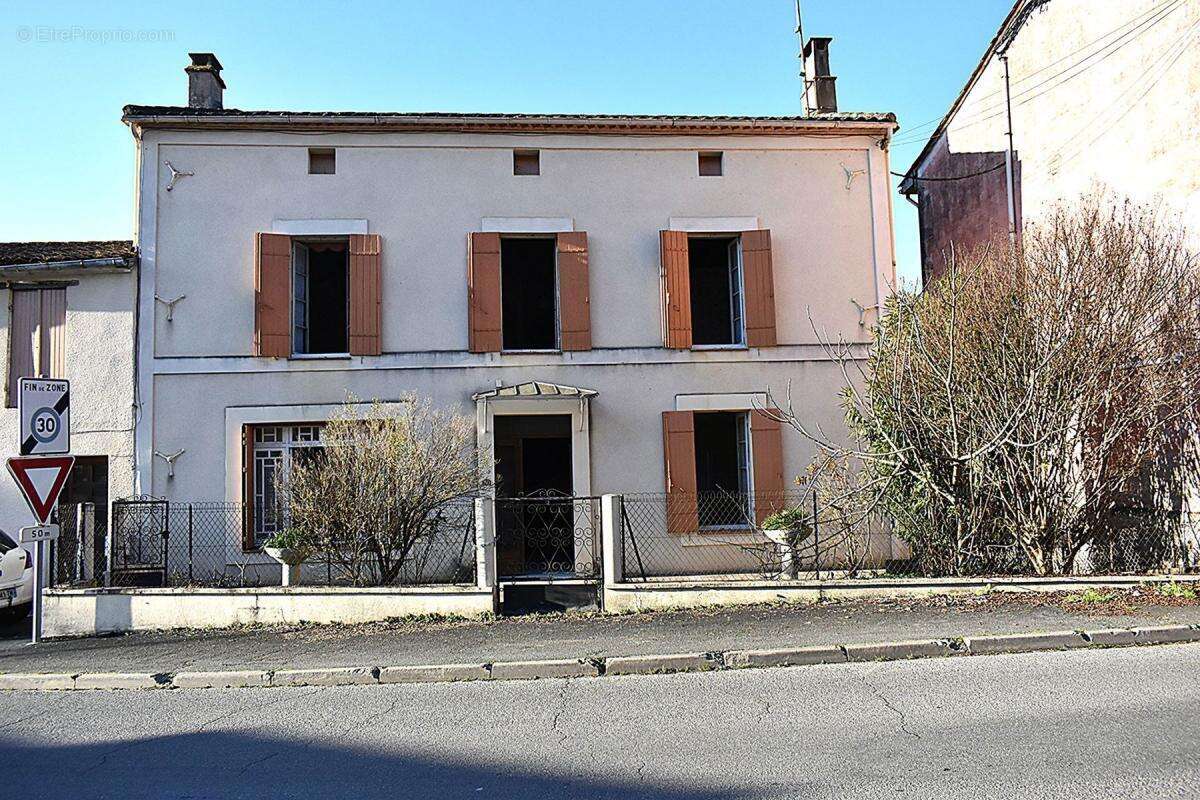 Maison à MONBAHUS