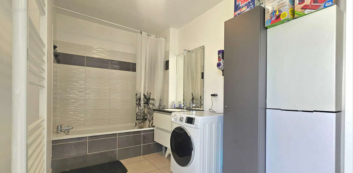 Vénissieux - Immeuble récent - Appartement 4 pièces 81 m² - photo 10