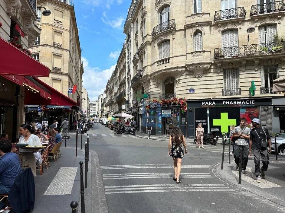 Commerce à PARIS-8E