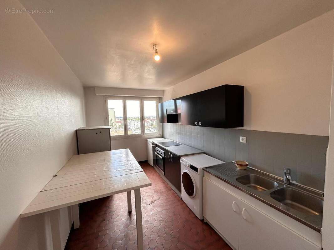   - Appartement à DECINES-CHARPIEU