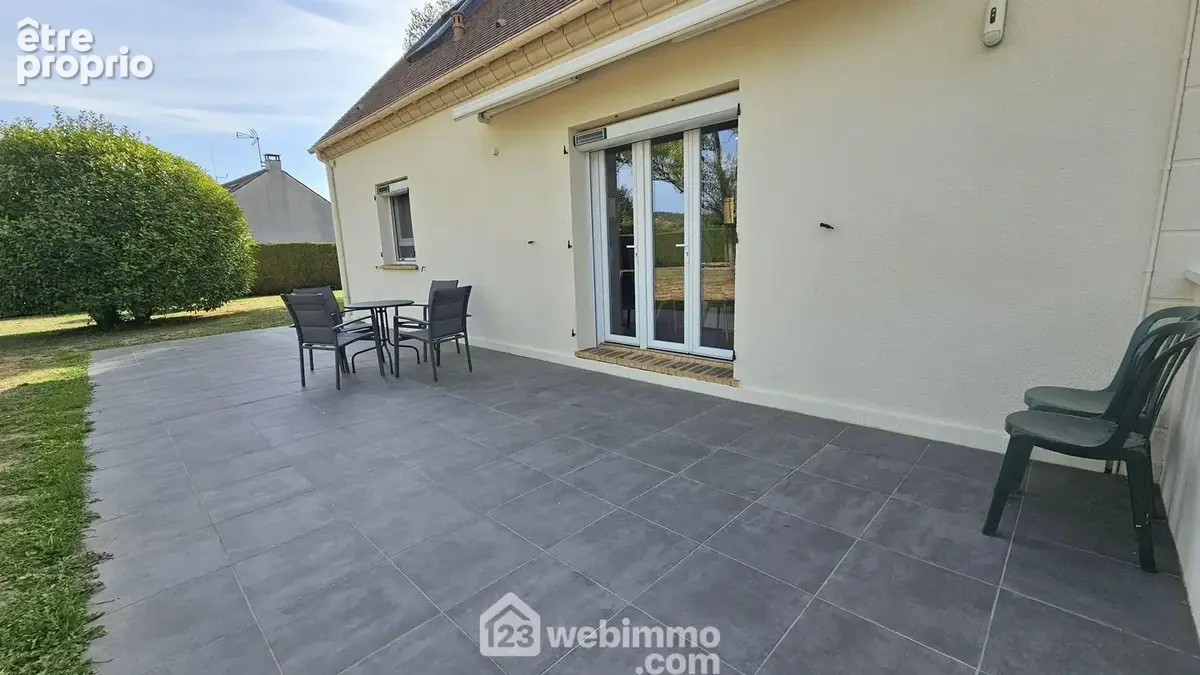 Voici la terrasse avec son store banne et sans vis à vis!