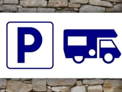 Parking à VALLAURIS