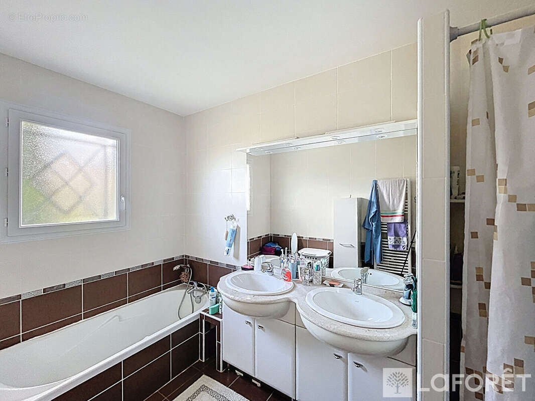 Maison à AMBARES-ET-LAGRAVE