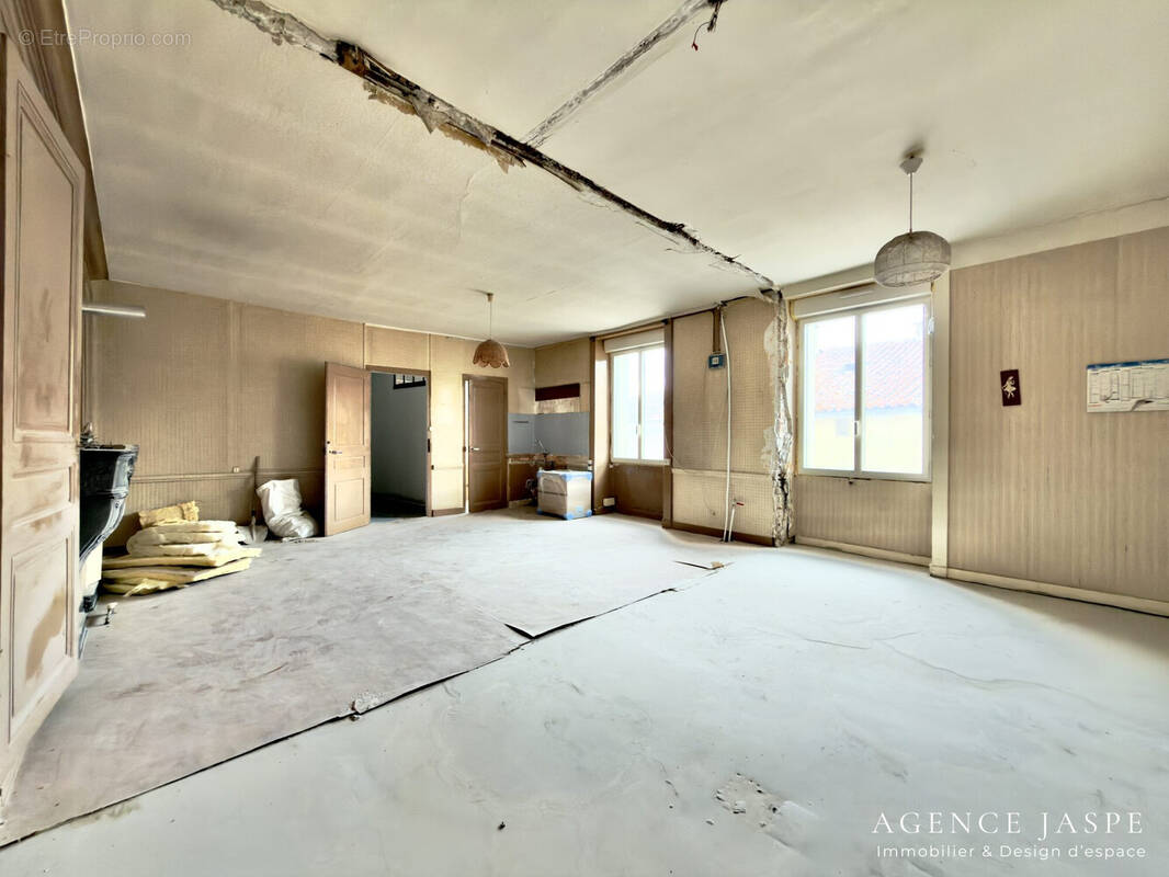 Appartement à SURY-LE-COMTAL