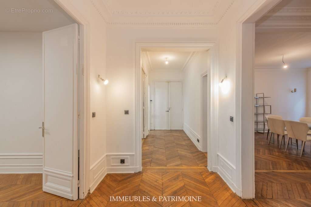 Appartement à PARIS-16E
