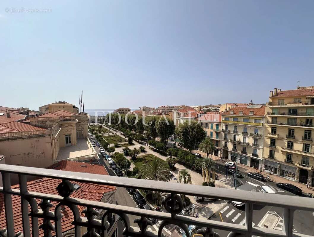 Vaste trois pièces à vendre avec belle vue sur la ville jusqu’à la mer, en plein centre de Menton - photo 14