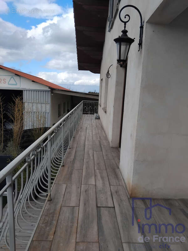 Appartement à VEAUCHE