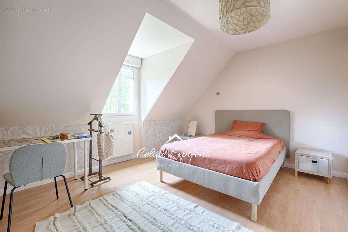 CHAMPCUEIL  Maison familiale de 140 m²  - 4 chambres, jardin, garage et sous-sol total - photo 7