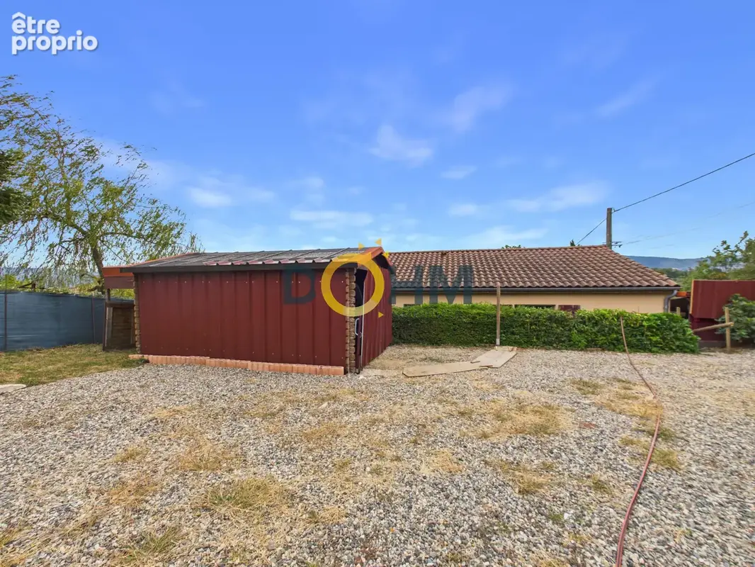 Maison de plain-pied  avec terrain attenant . - photo 12