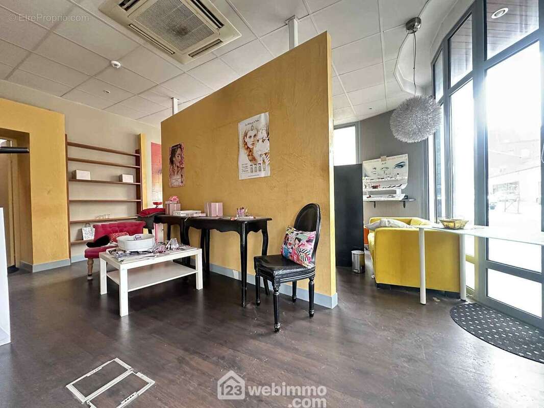 Un local libre de toute occupation comprenant ... - Commerce à LAON