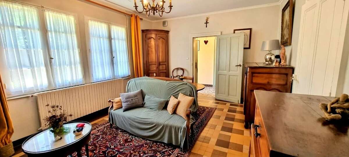 PROPRIETE AUTHENTIQUE   composée d' une maison familiale  et  de dépendances sur 10 HA . * - photo 8
