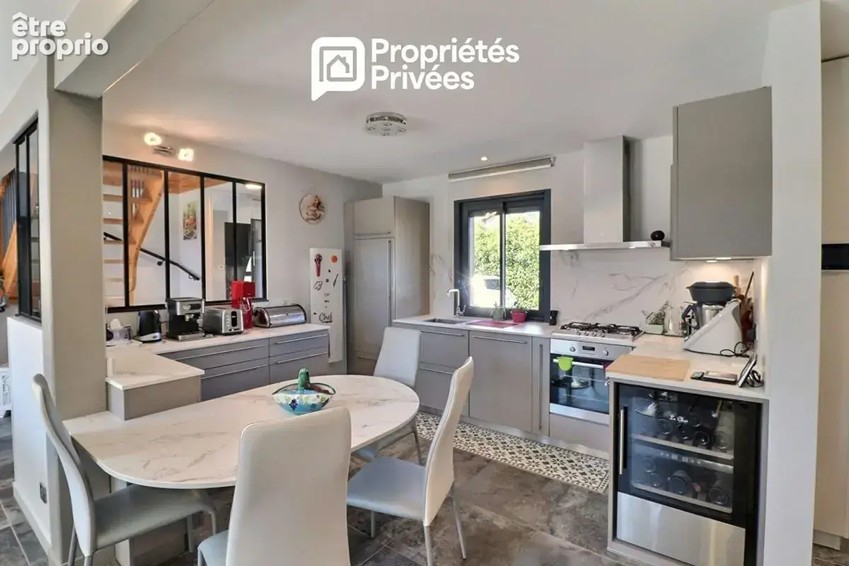 Propriété -7 pièces avec studio, piscine et local professionnel - photo 8