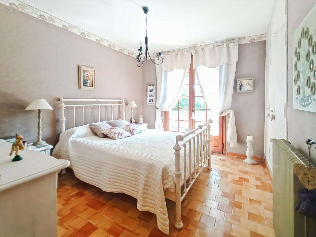 Maison familiale de 210 m² avec piscine, dans un secteur calme ! - photo 9