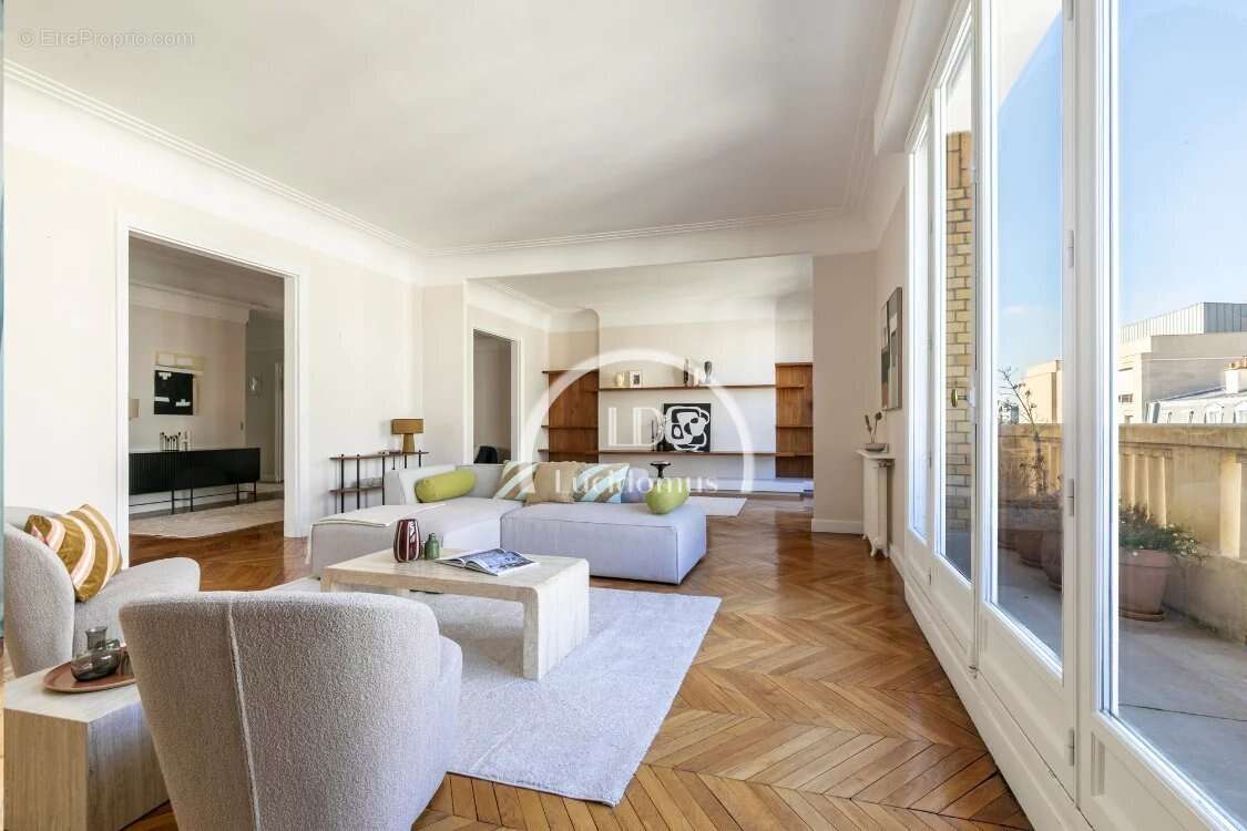 Appartement à PARIS-16E