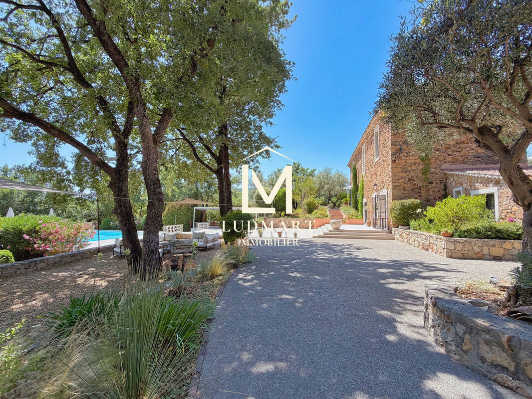 Propriété de caractère avec ancienne bergerie rénovée, piscine et 7,5 hectares en Provence - photo 1
