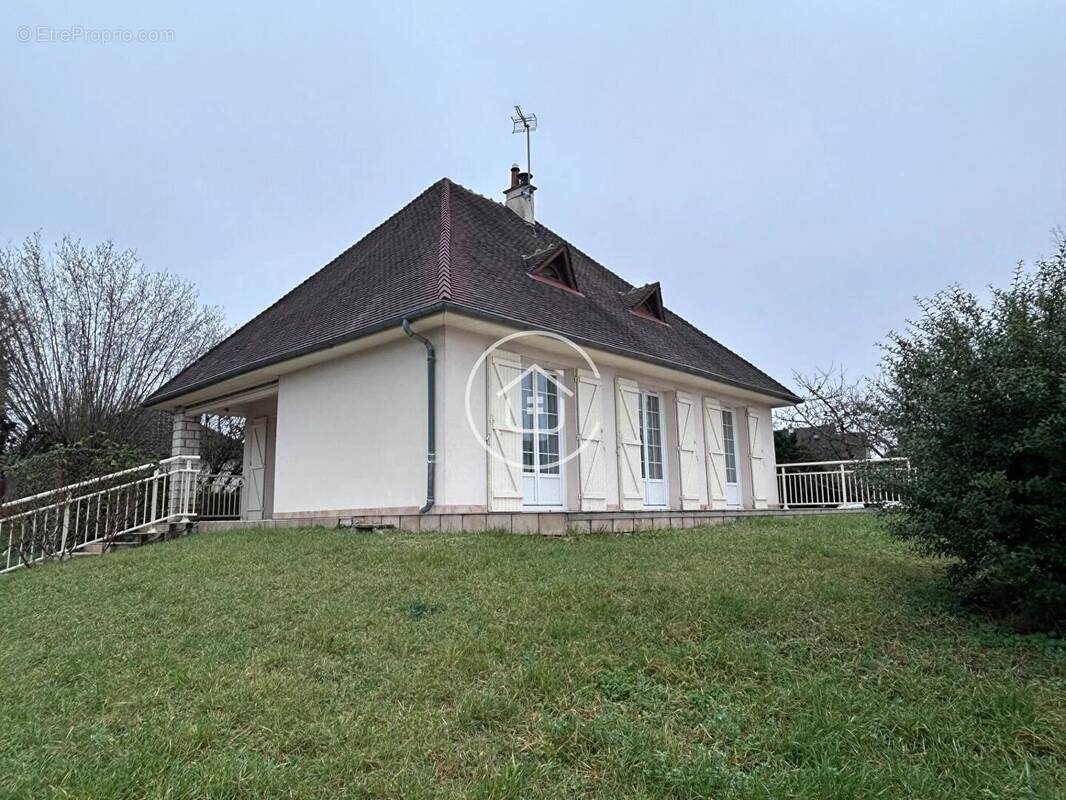 Maison à LA CHAUSSEE-SAINT-VICTOR