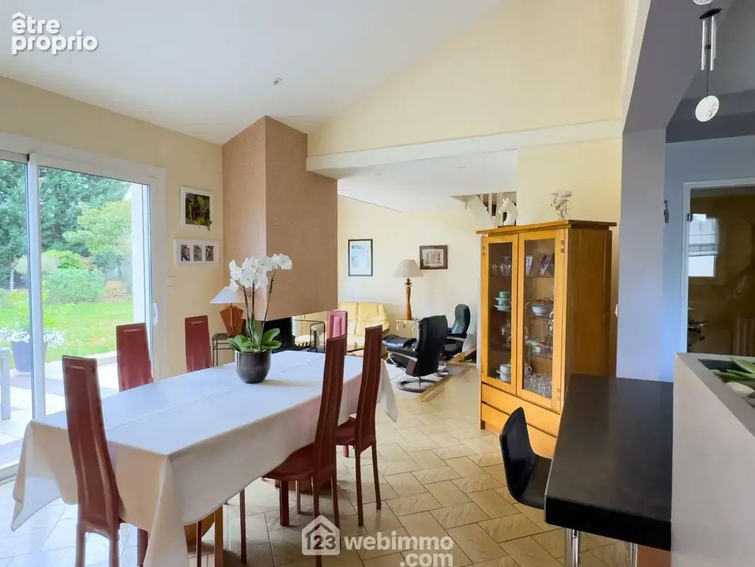 Le salon séjour est très lumineux avec un accès direct sur la terrasse extérieure.