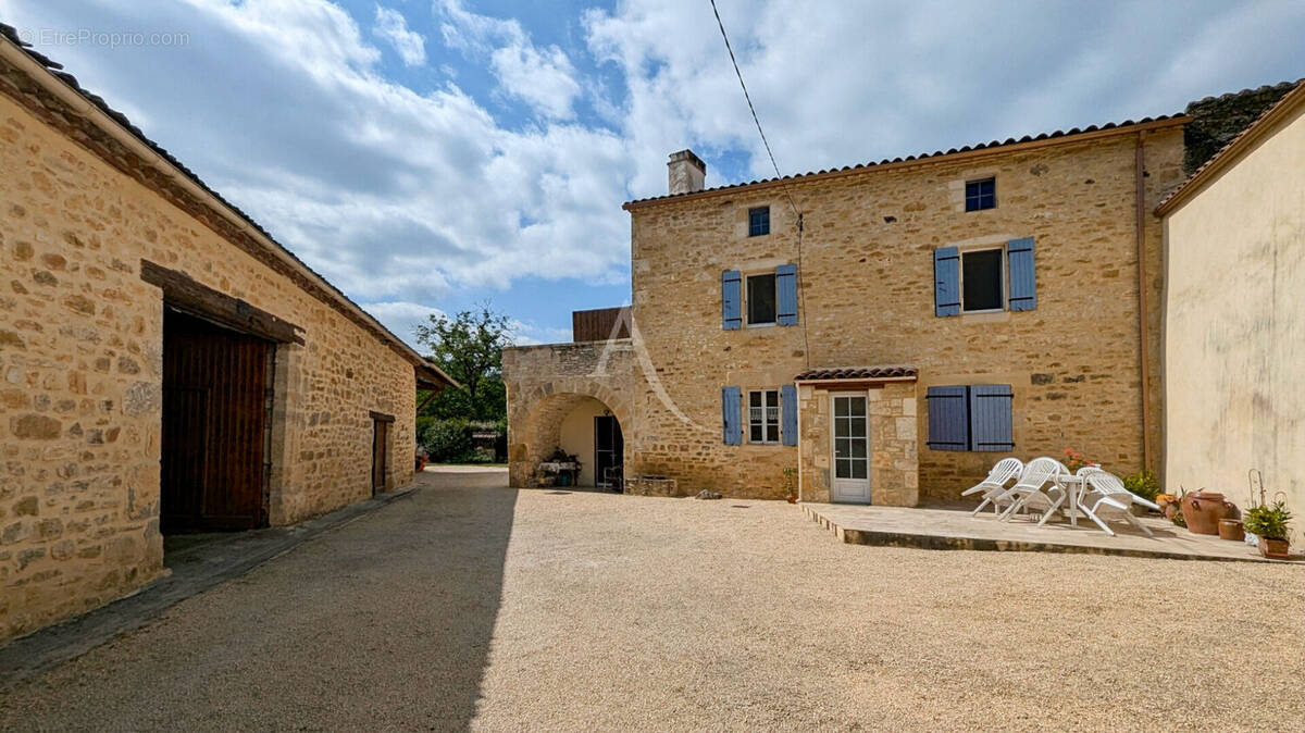 Maison à SAINT-FRONT-SUR-LEMANCE