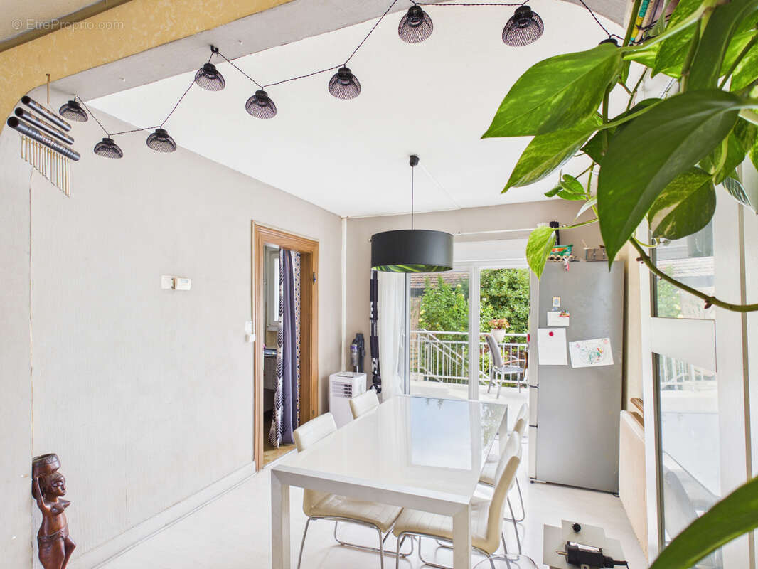 Maison de ville à rafraîchir avec jardin, cave et garage - photo 5