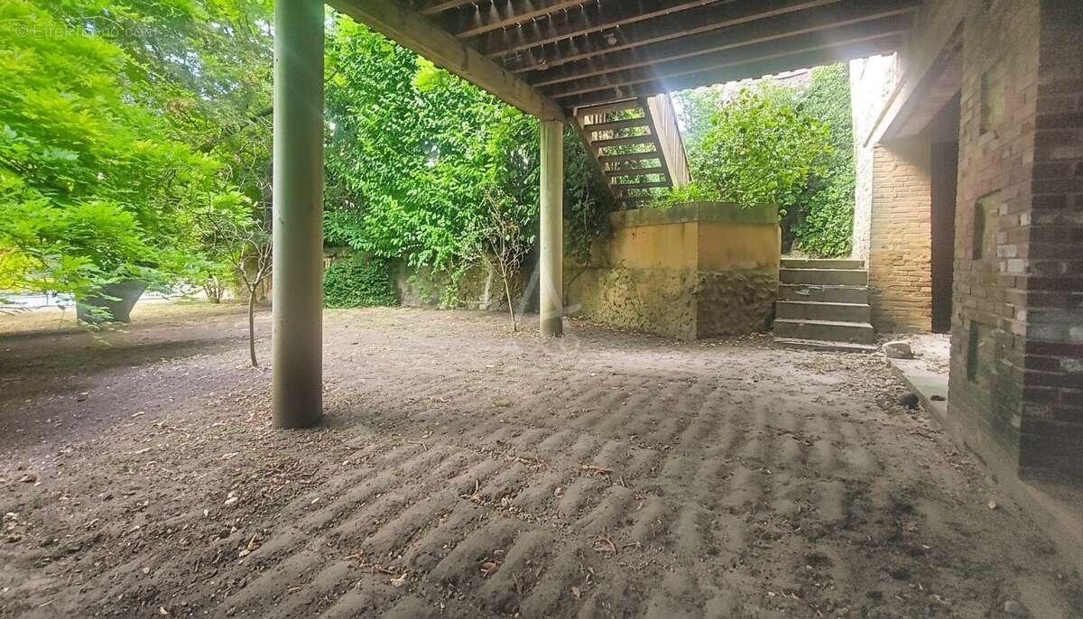 Maison de ville de 312 m² au cur de Roquefort avec jardin, piscine et garage - photo 16
