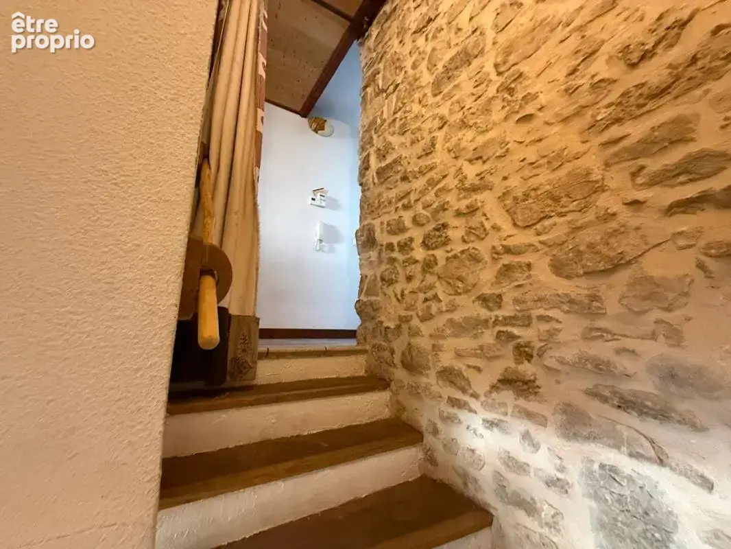 Maison de village Oyonnax 3 pièce(s) 98 m2 et dépendances - photo 3