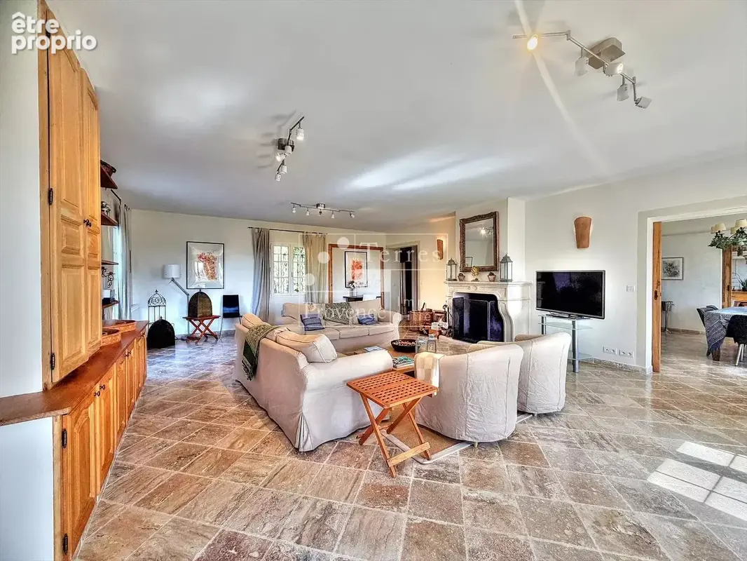 LORGUES – Élégante bastide provençale sur 4 000 m² avec piscine - photo 11
