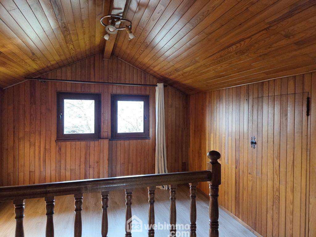A l'étage est aménagé une mezzanine et une chambre avec le charme de la charpente apparente. - Maison à ALBERTVILLE