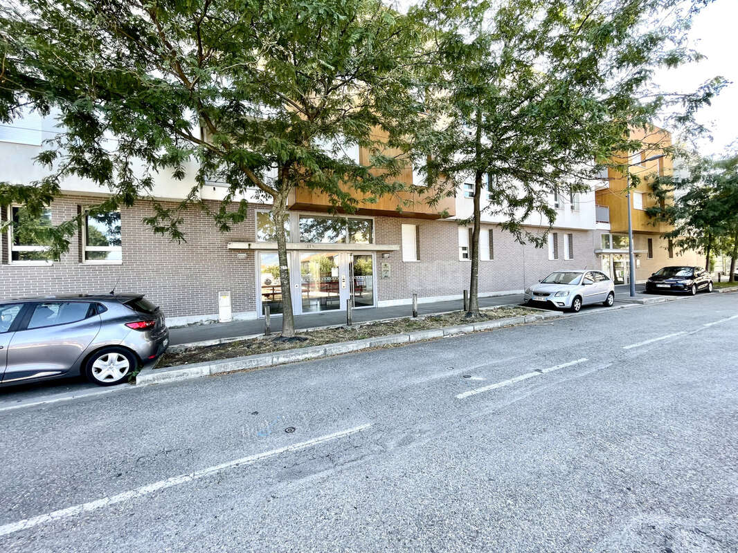 Grenoble Libération - T3 avec terrasse et garage. - photo 10