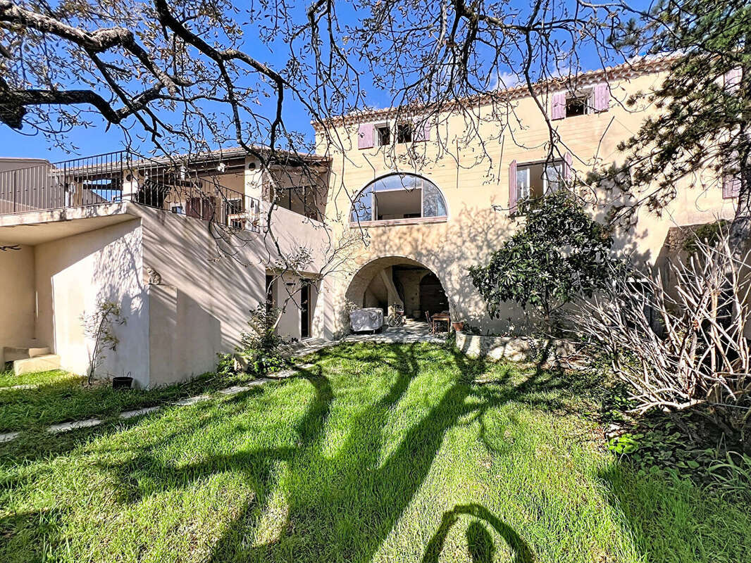 Maison à CABRIERES-D&#039;AIGUES