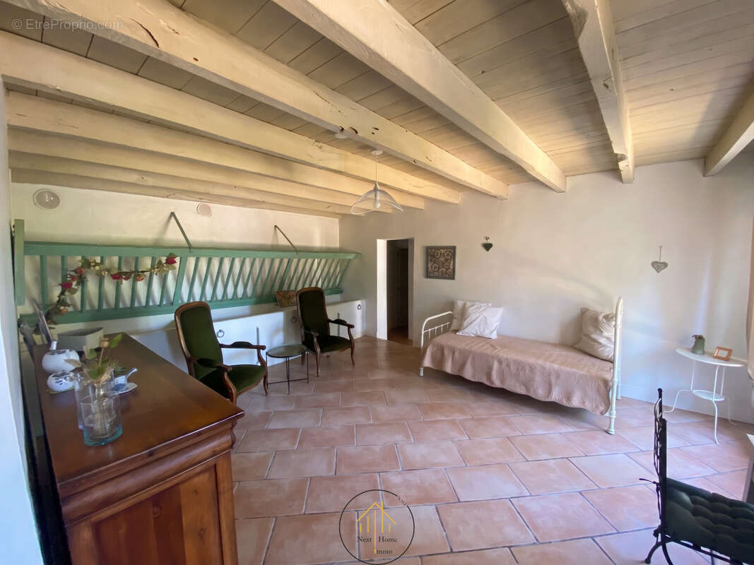 Ensemble immobilier   2 maisons + garages + grange   Bessac (16) - photo 4