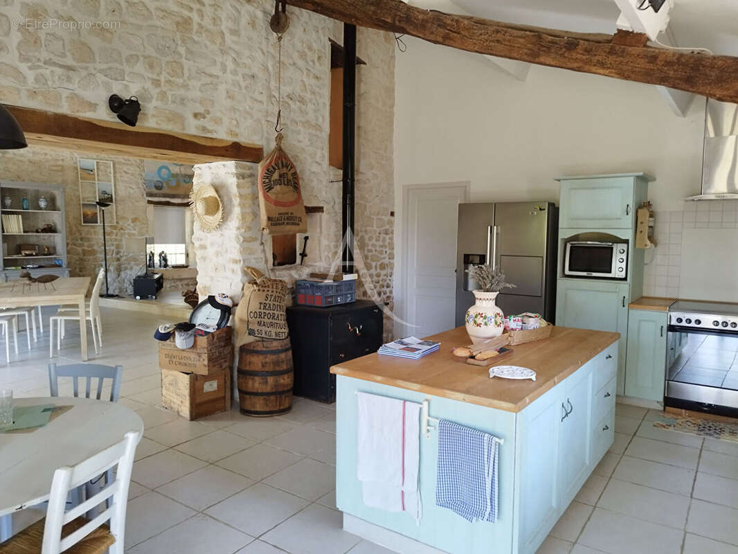 Charentaise de plain pied 4 chambres avec piscine. - photo 2