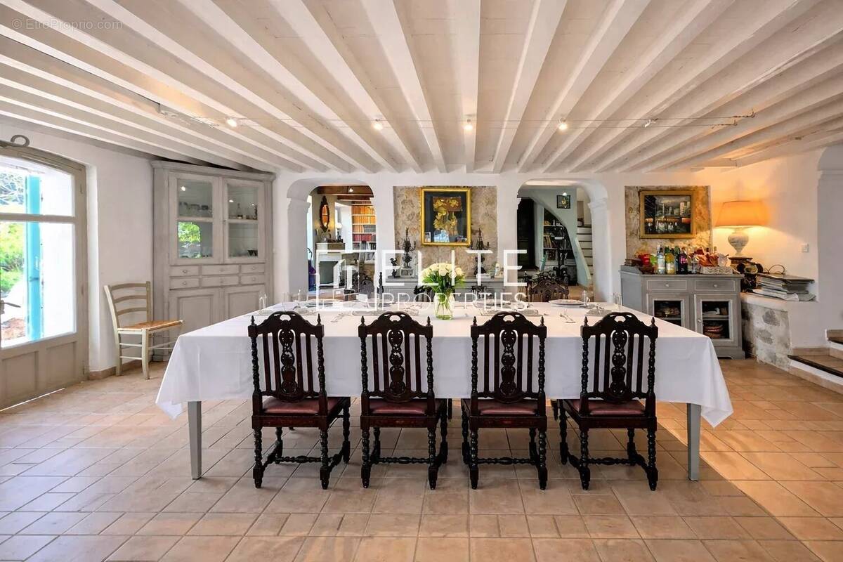 Grasse : Maison de Maître avec Potentiel Constructible Majeur ! - photo 4