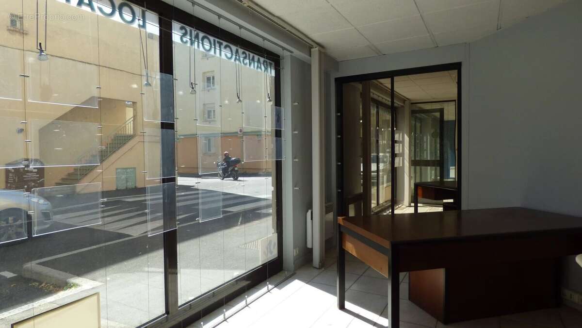 Commerce à FONTAINES-SUR-SAONE