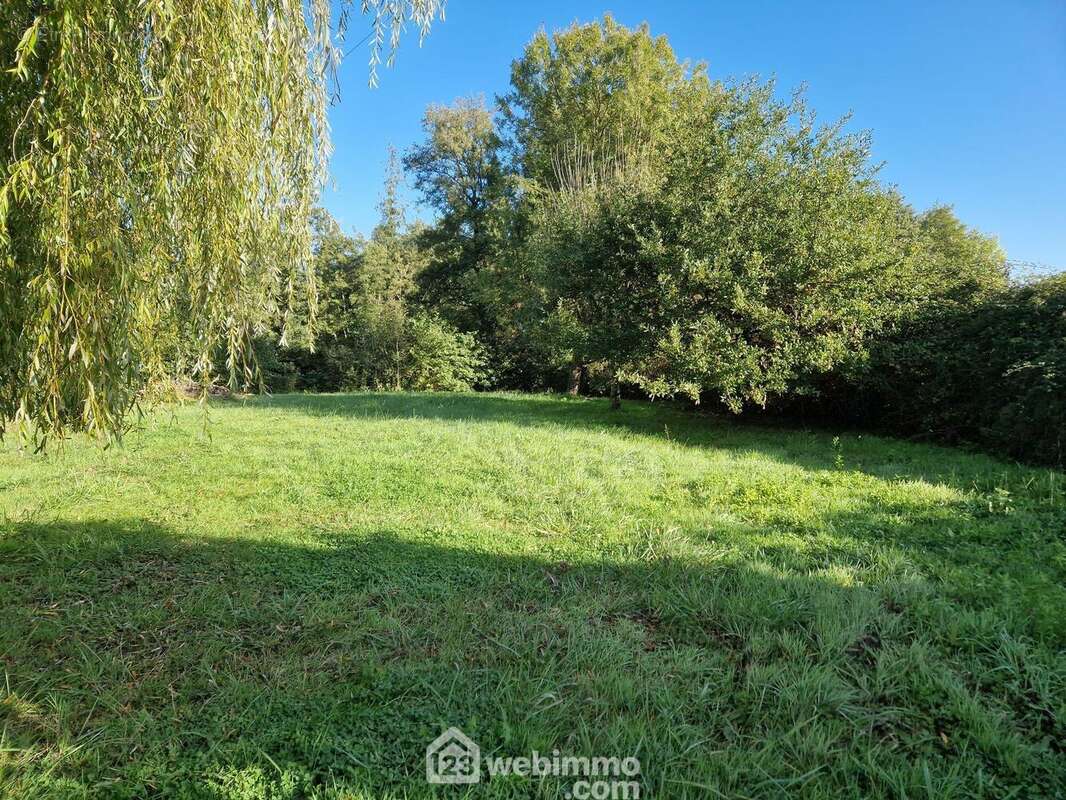 Terrain à NIEUL-LE-DOLENT