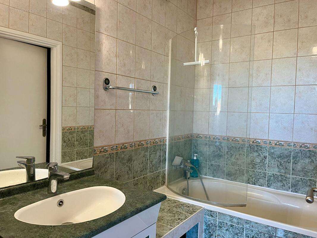 Appartement  de 111m², 3 chambres, balcon, 2 box et une cave - photo 11
