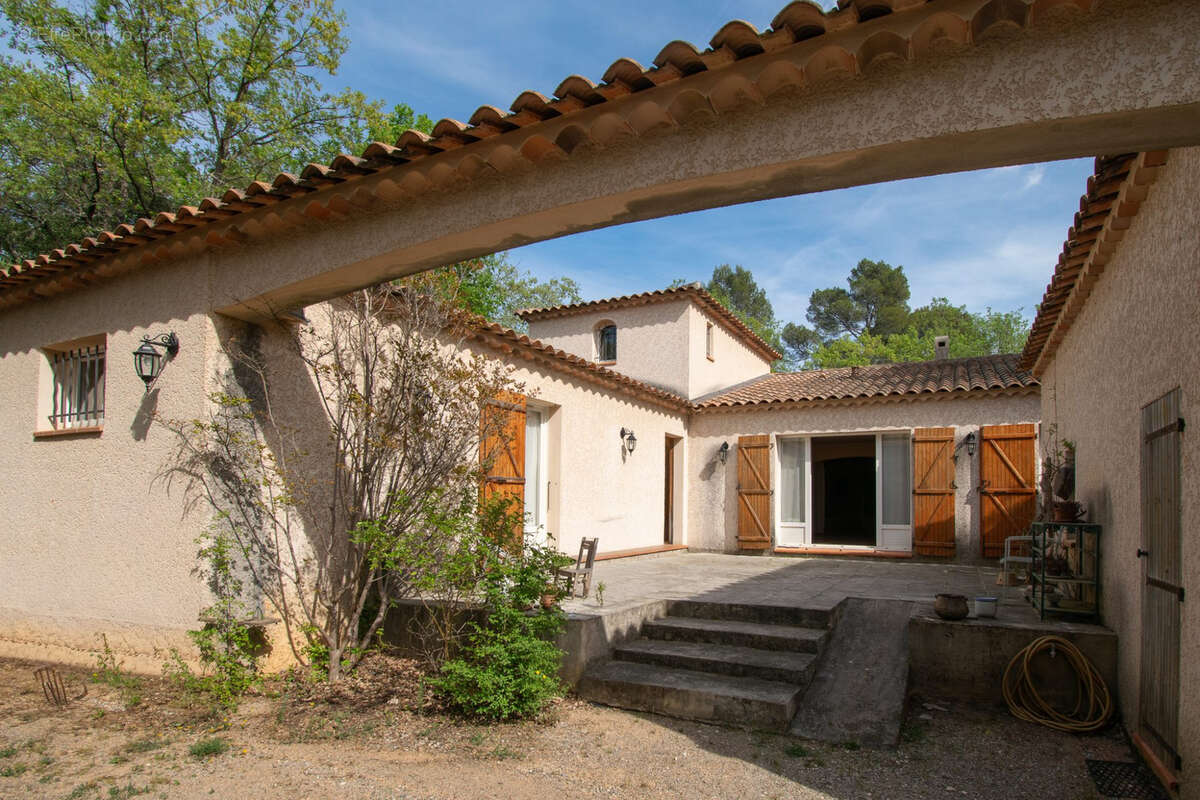 Maison de charme en Provence   172 m2 avec jardin de 2500 m2 - photo 2