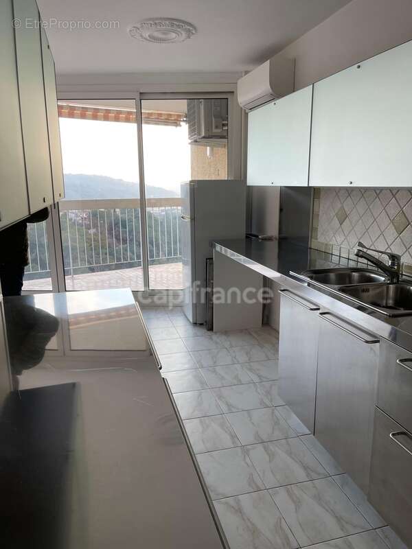 Bel appartement 5 pièces (3 chambres) avec terrasse, aperçu mer, cave et parking privé - photo 8